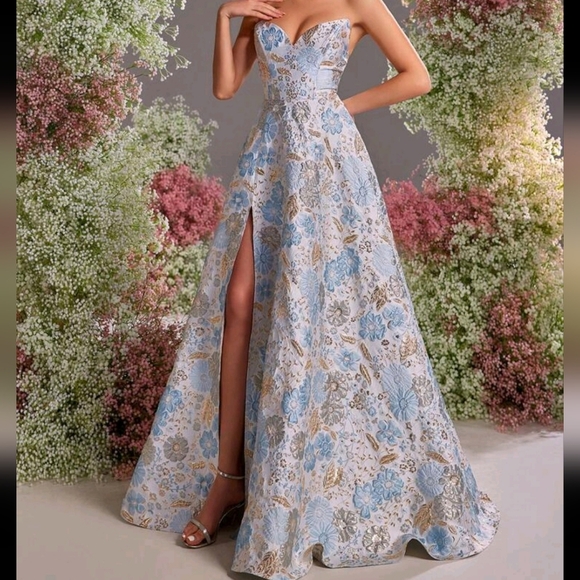 Elegant, Gorgeous And Romantic Light Blue Jacquard Satin Horn Tube Top With High - Picture 1 of 4